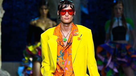 Versace, tutti i look uomo della collezione 